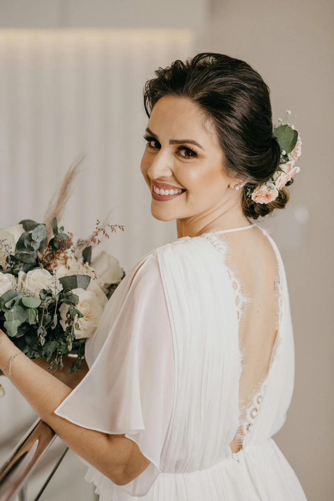 Braut blickt über die Schulter, Brautkleid mit offenem Rücken